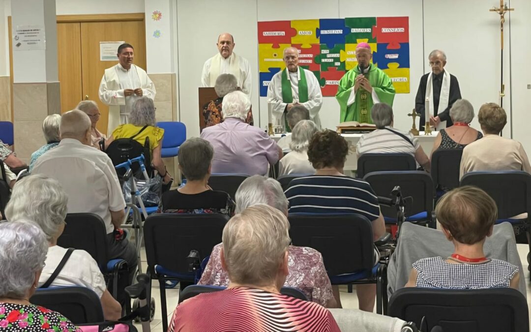 El obispo visita la Residencia Juan Pablo II