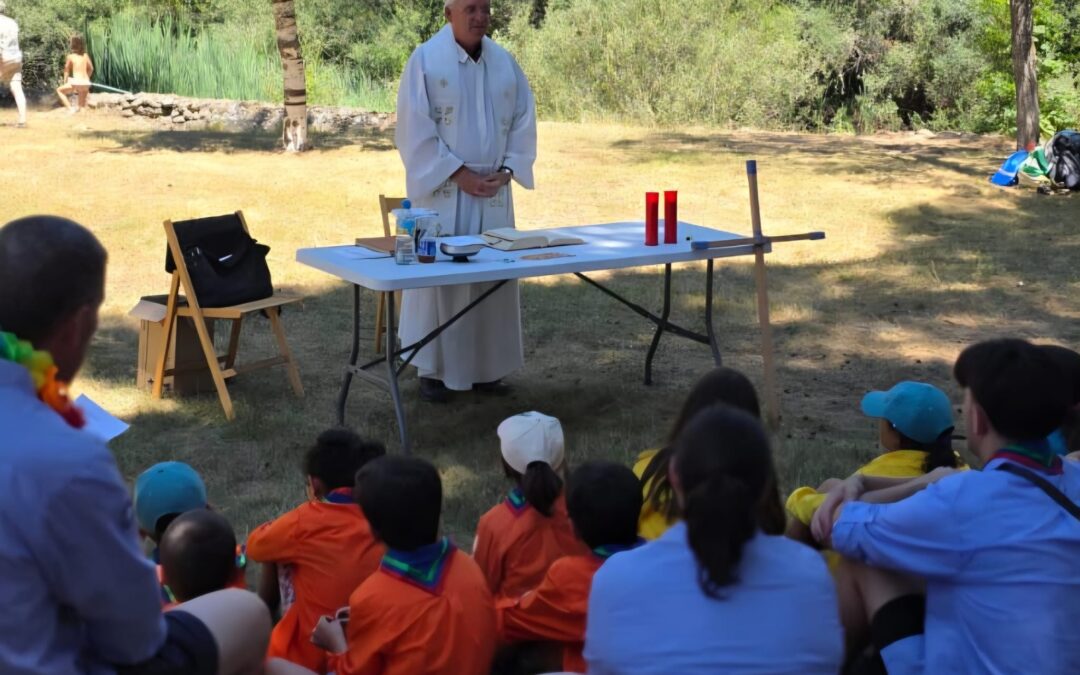 El Grupo Scout San Miguel de Alovera celebra su campamento de verano en Arlanza con la participación de las familias